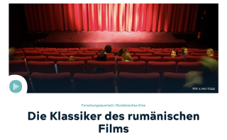 Bild plus Überschrift "Die Klassiker des rumänischen Films", Bild zeigt Kinosaal mit roten Polstersesseln und rotem Vorhang, vereinzelt sitzende Personen warten darauf, dass der Vorhang sich öffnet