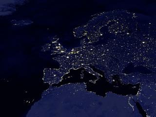 Abbildung einer Karte Europas, aufgenommen bei Nacht, große Städte dabei durch Licht erkennbar