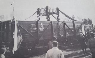 Polish and German workers of the PAFAWAG celebrate the 100th coal wagon’s completion (26.1.1946).