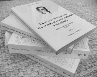 vier Bücher aufeinandergestapelt