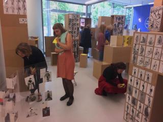 Workshopteilnehmerinnen der Sommerakademie 2019 in der Ausstellung Archiv Gabriele Stötzer