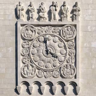 Uhr an einem Suzdaler Hotel im romanisierenden Stil