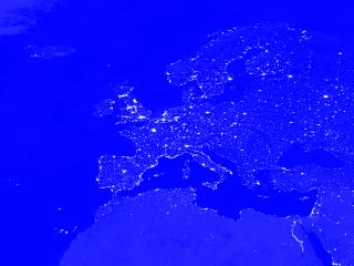 Abbildung einer Karte Europas, aufgenommen bei Nacht, große Städte dabei durch Licht erkennbar