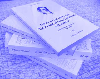 vier Bücher aufeinandergestapelt