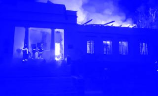 Das Bild zeigt das Skovorada-Museum in Flammen nach dem Luftangriff am 6. Mai 2022.