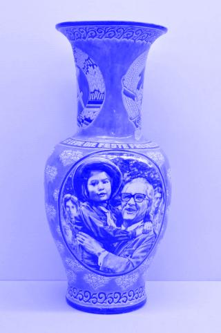 Große Vase mit dem Staatswappen der DDR und SRV