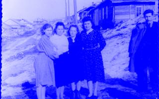 Ljubow Piddubna (zweite von links), entlassen aus den Gulag-Lagern, mit Freunden, Magadan, 1956. Quelle: Privatarchiv von Ljubow Pohonjuk (Piddubna). Digitalisiert von der NGO "After Silence".