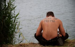 Reenactor mit Runentattoo »warrior of truth« beim Slawen- und Wikingerfestival in Wolin 2017. Foto: Jakub T. Jankiewic, © Wikimedia Commons