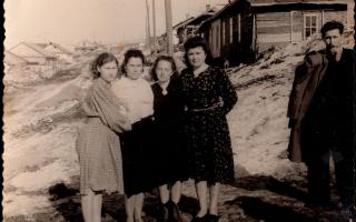 Ljubow Piddubna (zweite von links), entlassen aus den Gulag-Lagern, mit Freunden, Magadan, 1956. Quelle: Privatarchiv von Ljubow Pohonjuk (Piddubna). Digitalisiert von der NGO "After Silence".