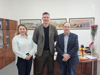 Andrei Vinogradov (Mitte) mit Kooperationspartner*innen in Kasachstan