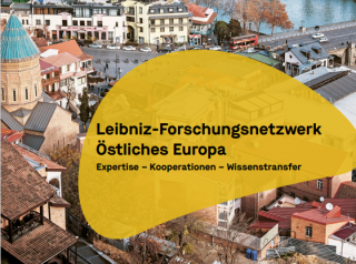 Stadtansicht von Tiblisi mit dem in einer gelben Blase darüberliegenden Text "Leibniz-Forschungsnetzwerk Östliches Europa. Expertise, Kooperationen, Wissenstransfer.